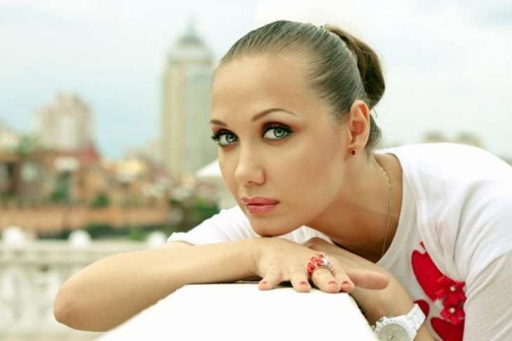 Евгения Власова вышла в свет в элегантном аутфите
