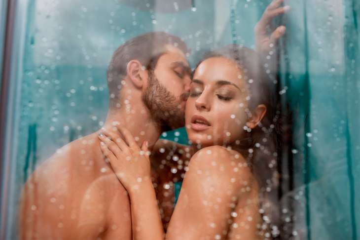 Горячо и мокро: 6 удобных позиций для секса в душе
