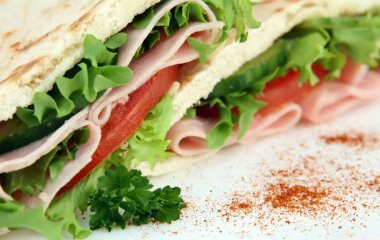 Закрутить со вкусом: простые начинки для рулетов из лаваша