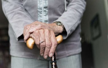 Ученые выяснили, что за свою жизнь человек стареет три раза