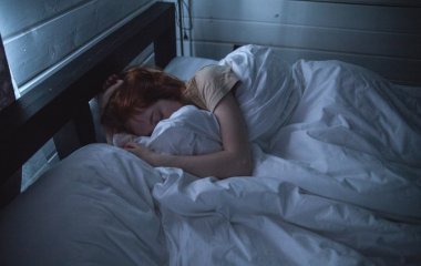 Сомнолог перерахував причини частого пробудження ночами