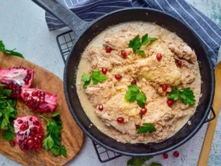 Традиционное грузинское блюдо из курицы и грецких орехов: рецепт шедевра