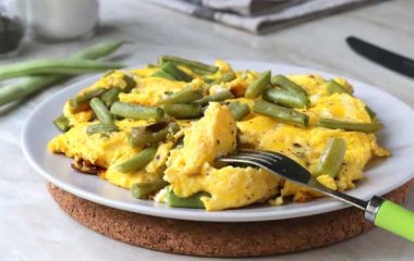 Сытный омлет со стручковой фасолью и мясом на завтрак