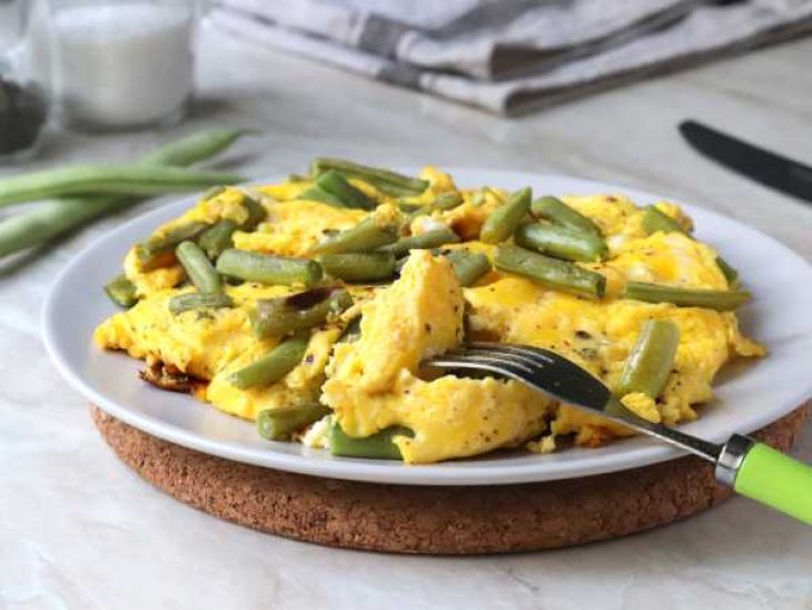 Сытный омлет со стручковой фасолью и мясом на завтрак