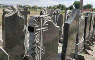 Чи можна викидати старий пам’ятник з могили: що каже священник