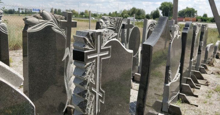 Чи можна викидати старий пам’ятник з могили: що каже священник