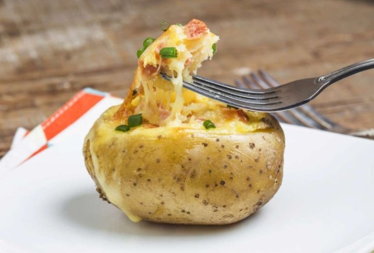 Гарнир дня: рецепт запеченной картошки с сыром