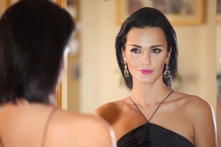 Певица Слава засветила обнаженную грудь
