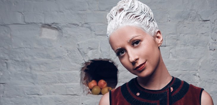 Тоня Матвиенко позировала в окружении импозантных мужчин