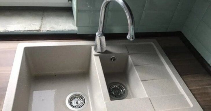 Неприємний запах з раковини, повільний злив води: як усунути проблему