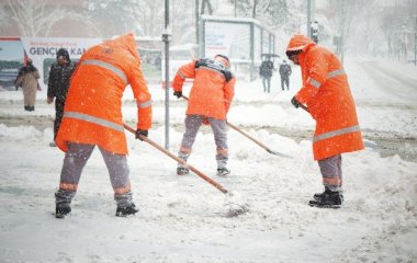 Вся правда про сіль на зимових дорогах: чому лід тане і що це коштує вам