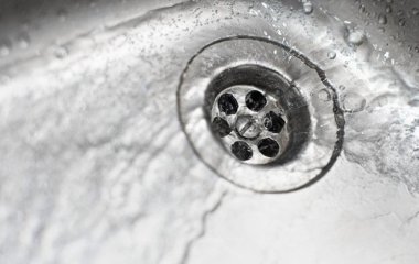 Не стікає вода у ванній, на кухні: як прочистити злив