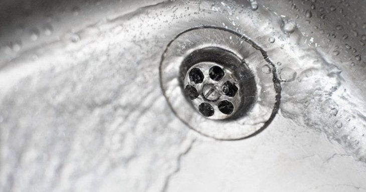 Не стікає вода у ванній, на кухні: як прочистити злив