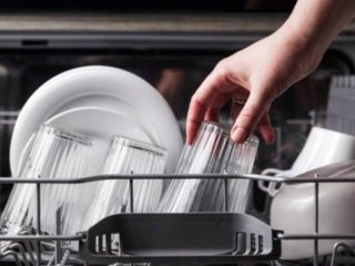 Що дешевше — мити посуд руками чи в посудомийній машині
