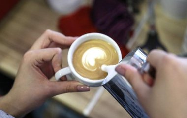 Сомнолог попередила про можливі хвороби при сонливості після кави