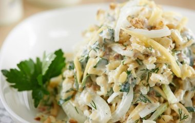 Как приготовить сырный салат. С чем его сочетать и как подавать