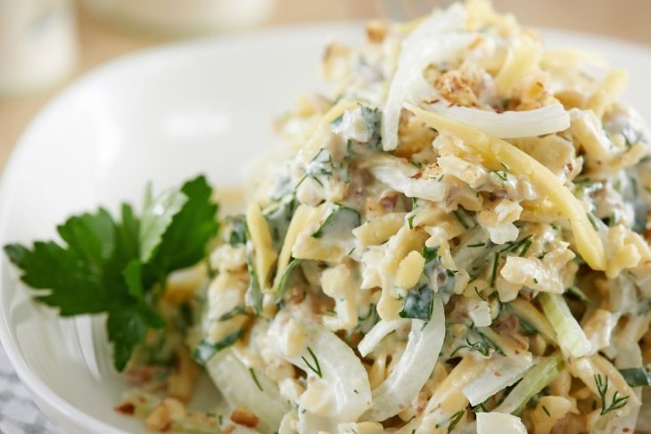 Как приготовить сырный салат. С чем его сочетать и как подавать