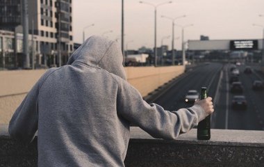 Лікар пояснив різницю між чоловічим та жіночим алкоголізмом