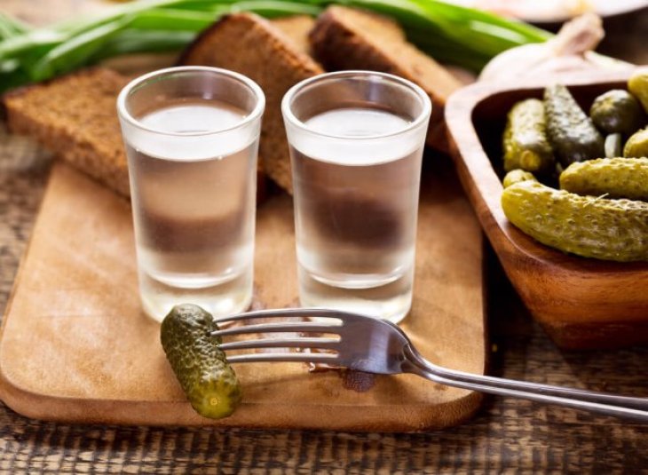 Лікарі розповіли, з якими продуктами не можна поєднувати алкоголь
