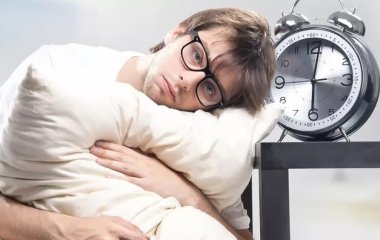 Вчені знайшли зв'язок між недосипанням та зневодненням