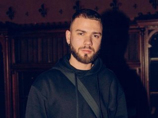 Відомий український співак заговорив про весілля з коханою після півтора року стосунків