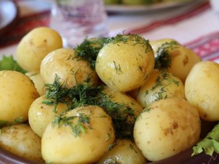 Молода картопля зі сметаною чи з маслом: як приготувати корисніше та смачніше