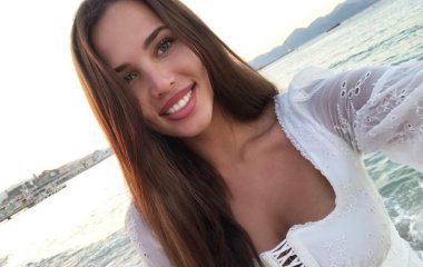 Возлюбленная Тимати порадовала почитателей фото в кружевном сексуальном платье 