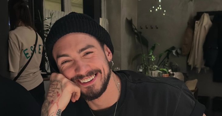 Відомий співак після чуток про роман з учасницею