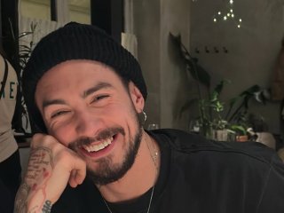 Відомий співак після чуток про роман з учасницею