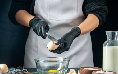 Чому не можна розбивати яйця ножем: навіть досвідчені господині про це не знають
