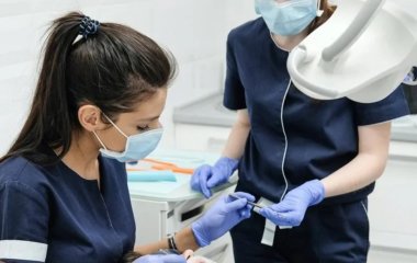 Стоматолог назвала п'ять найшкідливіших для зубів снеків