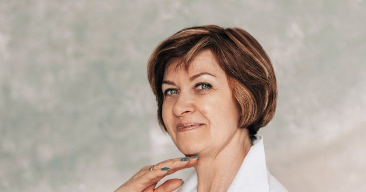 Мінус кілька років без косметолога: шість модних стрижок після 50, які візуально омолоджують
