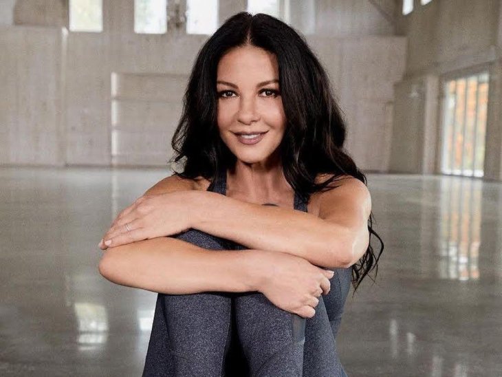 Зета-Джонс показала объятия с 21-летним сыном на его выпускном