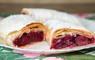 Штрудель с вишней из слоеного теста: упрощенный рецепт