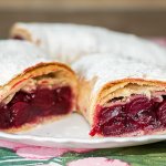 Штрудель с вишней из слоеного теста: упрощенный рецепт