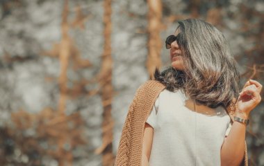 Щоб скинути до 20 років: два стильних образи для жінок після 50 в червні — омолоджують одразу