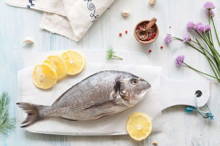 Как убрать запах рыбы на кухонных предметах после ее приготовления: простые советы