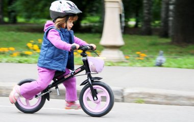 Как выбрать беговел: 3 совета от экспертов
