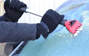 Як очистити лобове скло в машині від льоду і не подряпати його: ніяких скребків та окропу