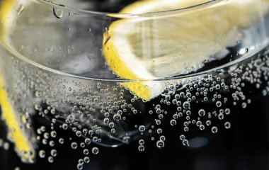 Дієтологи розбили міф: вода з лимоном вранці не робить того, що ви думаєте
