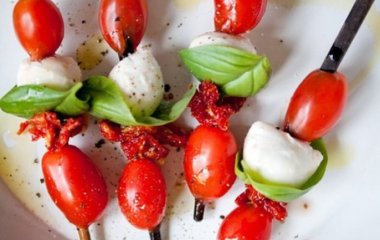 Капрезе на шпажках за 15 минут