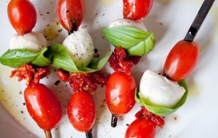 Капрезе на шпажках за 15 минут