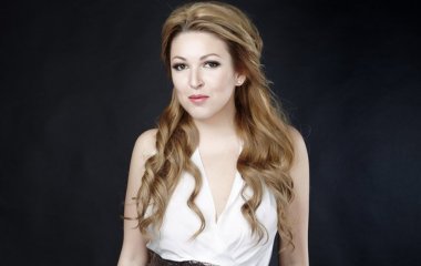 Ирина Дубцова наслаждается осенью в ярком наряде