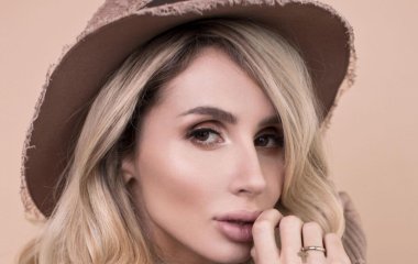 Светлана Лобода похвасталась фигурой во время отдыха в Греции