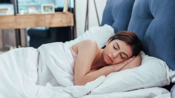 Эксперт рассказал об опасности сна с телефоном под подушкой