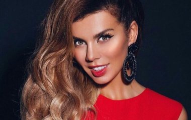 Анна Седокова позировала в розовом мини