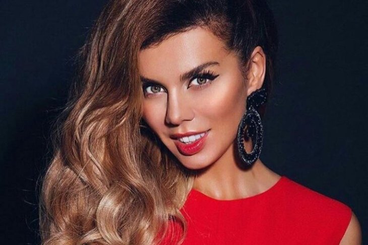 Анна Седокова позировала в розовом мини