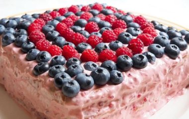 Праздничный ягодный торт