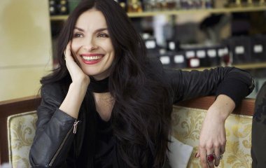 Надежда Мейхер позировала в мокром купальнике