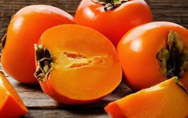 Як правильно їсти хурму — зі шкіркою чи без